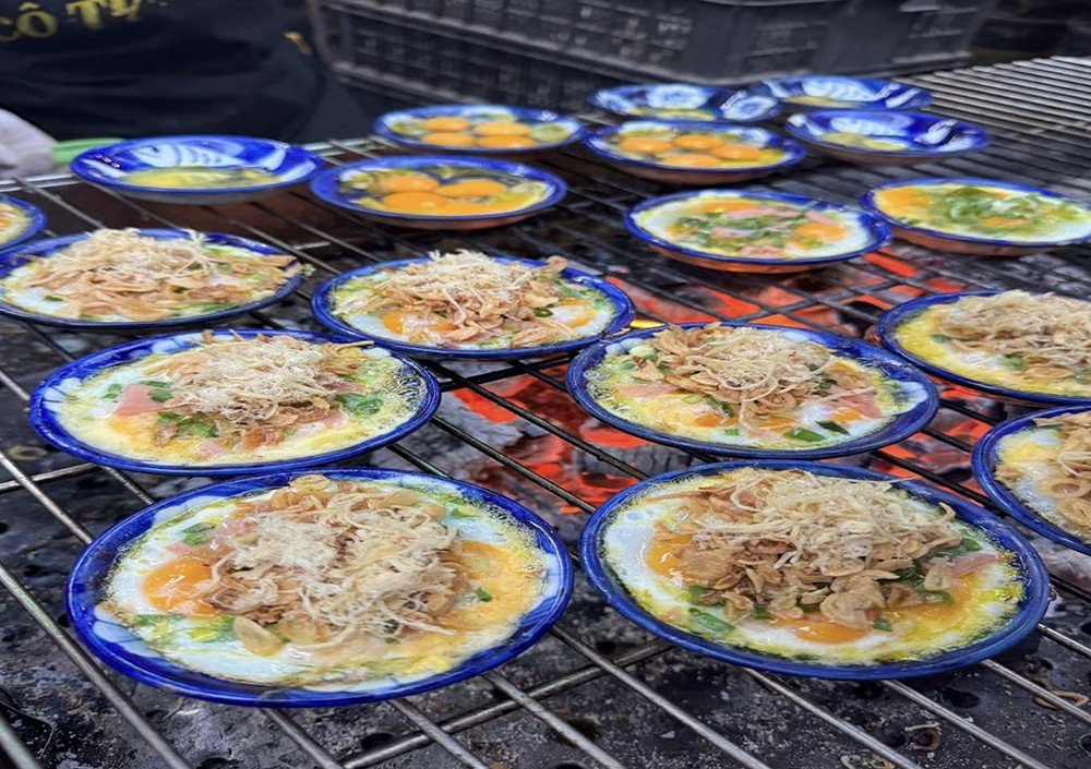 Hanoi: Street Food Tour with Train Street & Hidden Alleyways 7