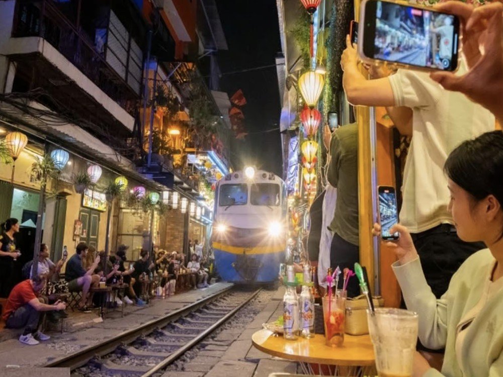 Hanoi: Eat Like a Local Small Group Street Food Tour 8