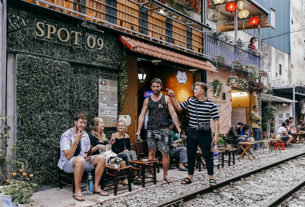 Hanoi: Guided Food Tour with Visit to Train Street 6