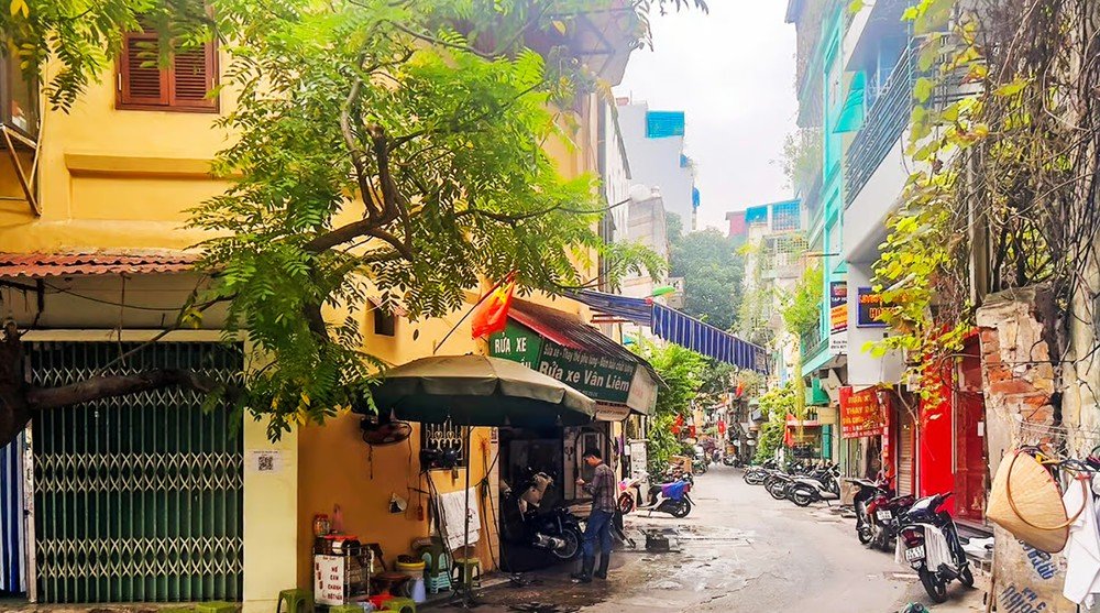 Hanoi: Guided Food Tour with Visit to Train Street 8
