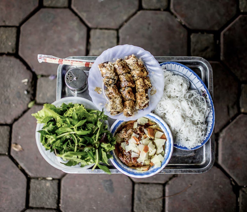 Hanoi: 7 Tastings Street Food Tour with Train Street 8