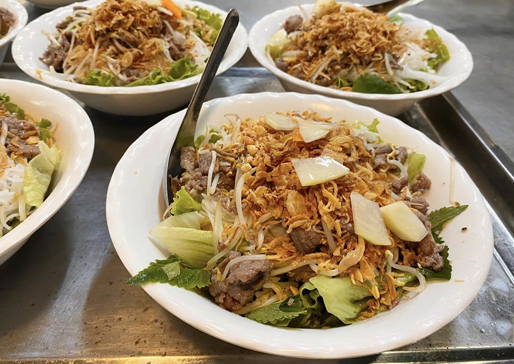 Hanoi: Guided Street Food Tour with Train Street Experience 6