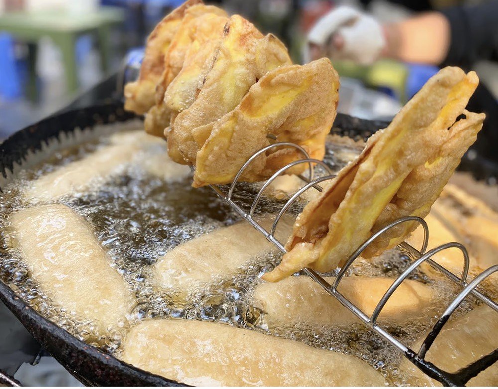 Hanoi: Guided Street Food Tour with Train Street Experience 8