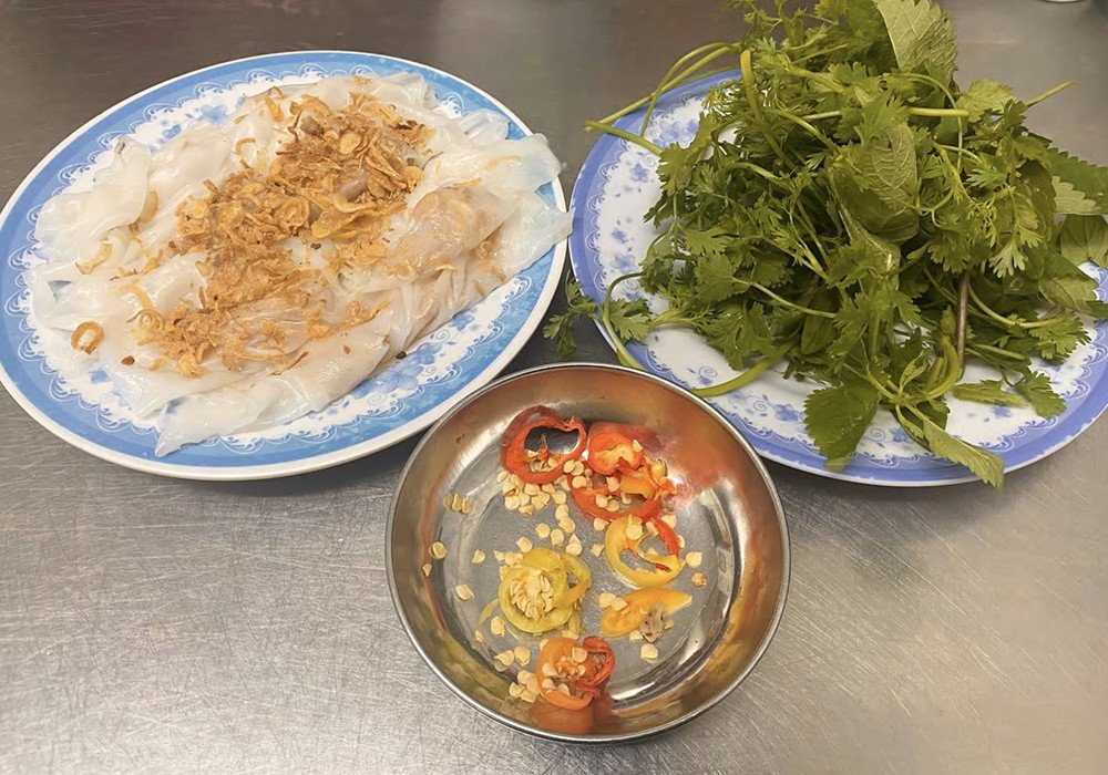 Hanoi: Guided Street Food Tour with Train Street Experience 9